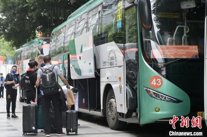 此前被曝光已在江门秘密拍摄的《限期破案》剧组，今日正式举办了开机仪式，现场更公布了大家最为关注的演员阵容王千源、吴彦祖、春夏、卫诗雅